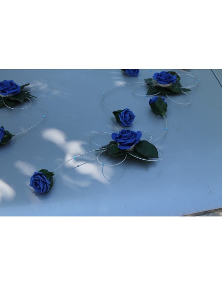 Compositions florales voiture de mariage roses bleu royale