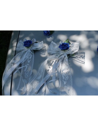 Compositions florales voiture de mariage roses bleu royale