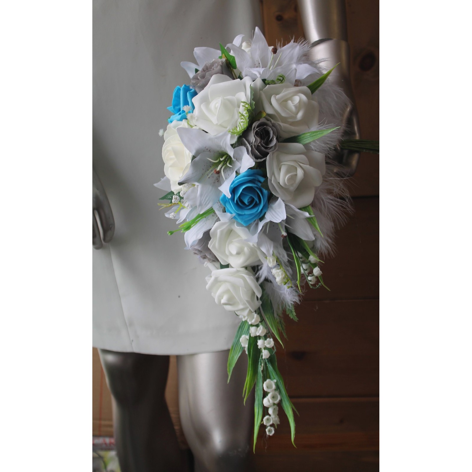 Bouquet de mariée Roses, Lys, gypsophile et muguet blanc turquoise