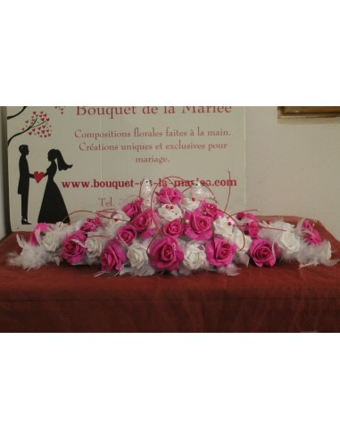 Décoration table de mariage plumes blanc et fuchsia, colombes