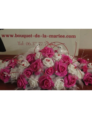 Décoration table de mariage plumes blanc et fuchsia, colombes