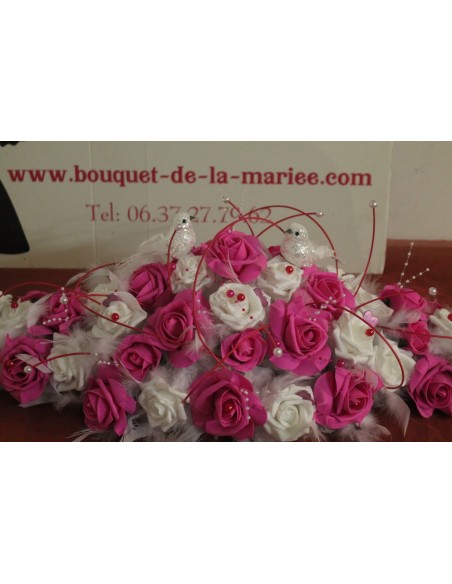 Décoration table de mariage plumes blanc et fuchsia, colombes