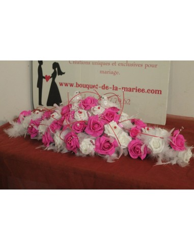 Décoration table de mariage plumes blanc et fuchsia, colombes