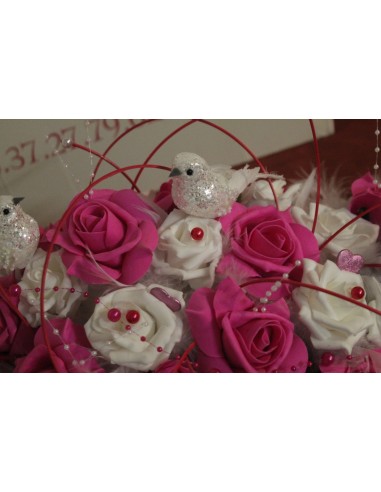 Décoration table de mariage plumes blanc et fuchsia, colombes