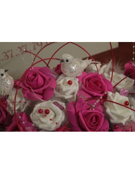 Décoration table de mariage plumes blanc et fuchsia, colombes