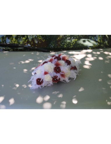 Décoration voiture mariage mariées rose, diamants et plumes