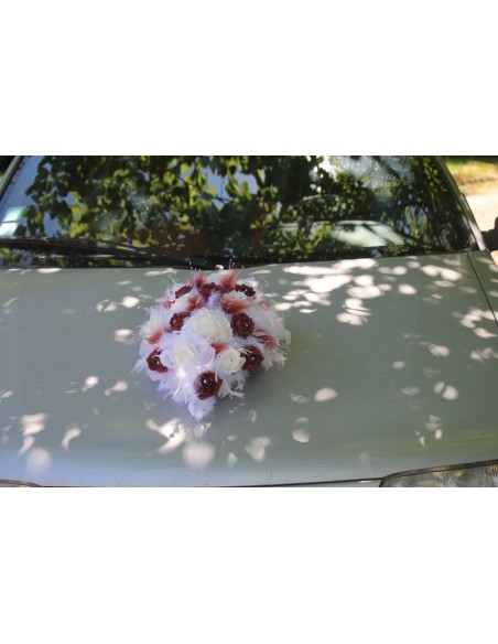 Décoration voiture mariage mariées rose, diamants et plumes