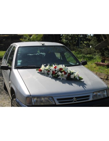 Composition florale pour voiture de mariage blanc et rouge