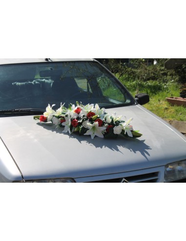Composition florale pour voiture de mariage blanc et rouge