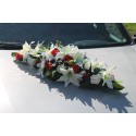 Composition florale pour voiture de mariage blanc et rouge