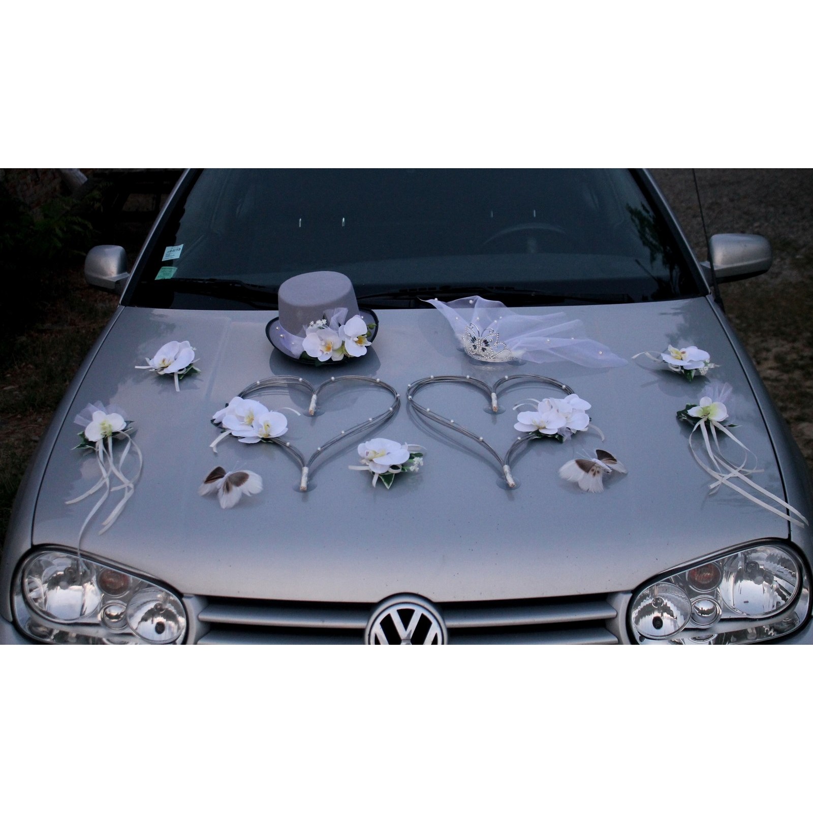 Décoration voiture mariage orchidées coeurs chapeau et voile gris