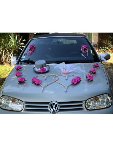 Décoration de voiture mariage coeurs, chapeau et voile thème fuchsia