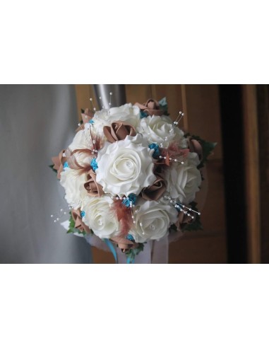 Bouquet Mariée Rond thème turquoise et chocolat plumes perles et roses