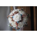 Bouquet Mariée Rond thème turquoise et chocolat plumes perles et roses