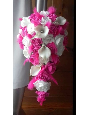 Bouquet de Mariage tombant Fuchsia avec Roses Arums et Plumes