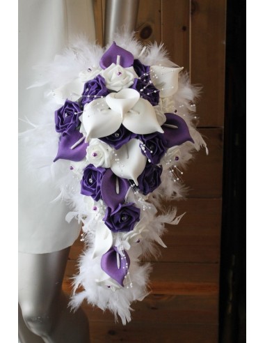 Bouquet de mariée blanc et prune arums et plumes