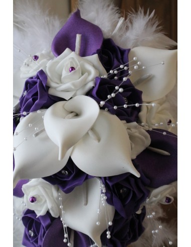 Bouquet mariée cascade blanc et prune avec des arums et plumes