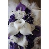 Bouquet de mariée blanc et prune arums et plumes