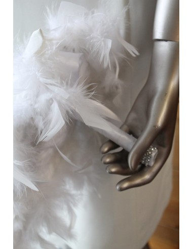 Bouquet mariée cascade blanc et prune avec des arums et plumes