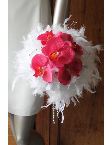 Bouquet mariée rond thème orchidées fuchsia, plumes, perles