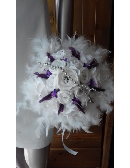 Bouquet mariée et boutonnière blanc et violet plumes Bouquet mariée et boutonnière blanc et violet plumes