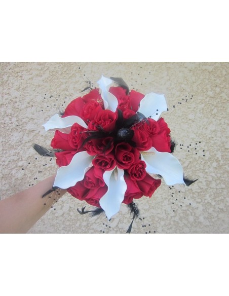 Bouquet Mariage Rond "Gothique" avec roses, arums,perles et plume