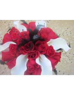 Bouquet Mariage Rond "Gothique" avec roses, arums,perles et plume 2