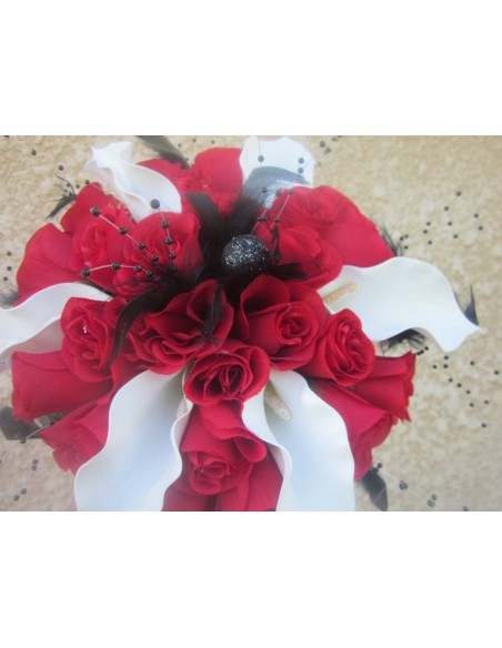 Bouquet Mariage Rond "Gothique" avec roses, arums,perles et plume