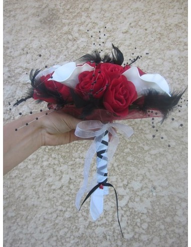 Bouquet Mariage Rond "Gothique" avec roses, arums,perles et plume