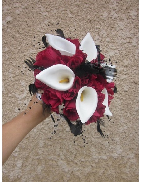 Bouquet Mariage Rond "Gothique" avec roses, arums,perles et plume