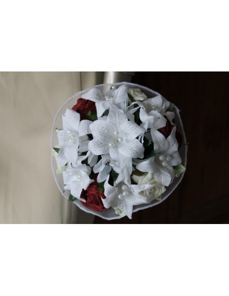 Bouquet Mariée Rond "Chérie" élégant avec des roses, lys et perles Bouquet Mariée Rond "Chérie" élégant avec des roses, lys et perles