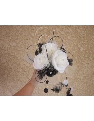 Bouquet Mariée Rond Noir et Blanc avec roses, plumes et perles