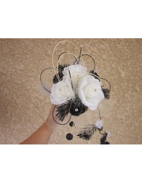 Bouquet Mariée Rond Noir et Blanc avec roses, plumes et perles
