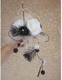 Bouquet Mariée Rond Noir et Blanc avec roses, plumes et perles