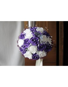 Bouquet de mariée violet orné des strass et perles