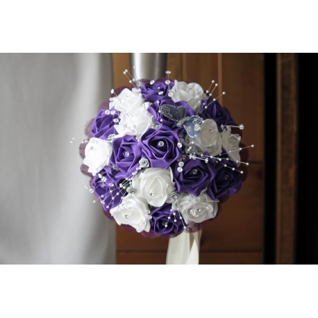 Bouquet de mariée violet orné des strass et perles