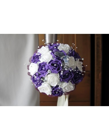 Bouquet de mariée violet orné des strass et perles