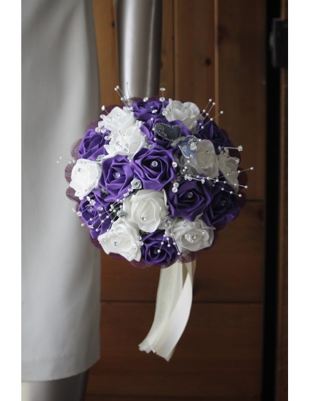 Bouquet de mariée violet orné des strass et perles