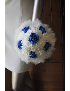 Bouquet de mariée rond avec perles, plumes et roses bleue et blanc