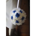 Bouquet de mariée rond avec perles, plumes et roses bleue et blanc