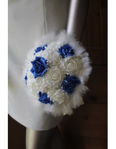 Bouquet de mariée rond avec perles, plumes et roses bleue et blanc 2