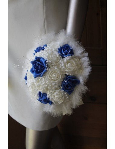 Bouquet de mariée rond avec perles, plumes et roses bleue et blanc