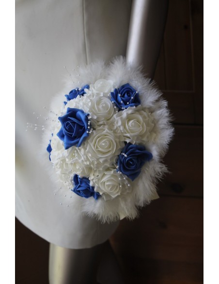 Bouquet de mariée rond avec perles, plumes et roses bleue et blanc