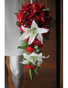 Bouquet de Mariée Tombant Romantique avec belles roses, lys, perles