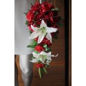 Bouquet de Mariée Tombant Romantique avec belles roses, lys, perles