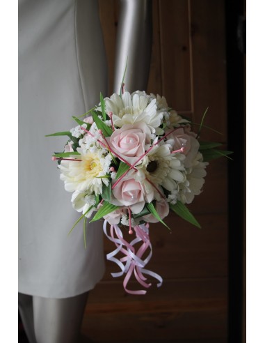 Bouquet des marguerites et roses perles