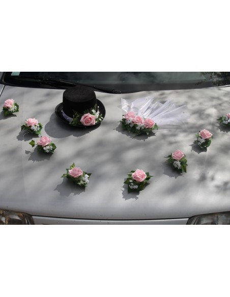 Décoration voiture mariage roses, chapeau et voile