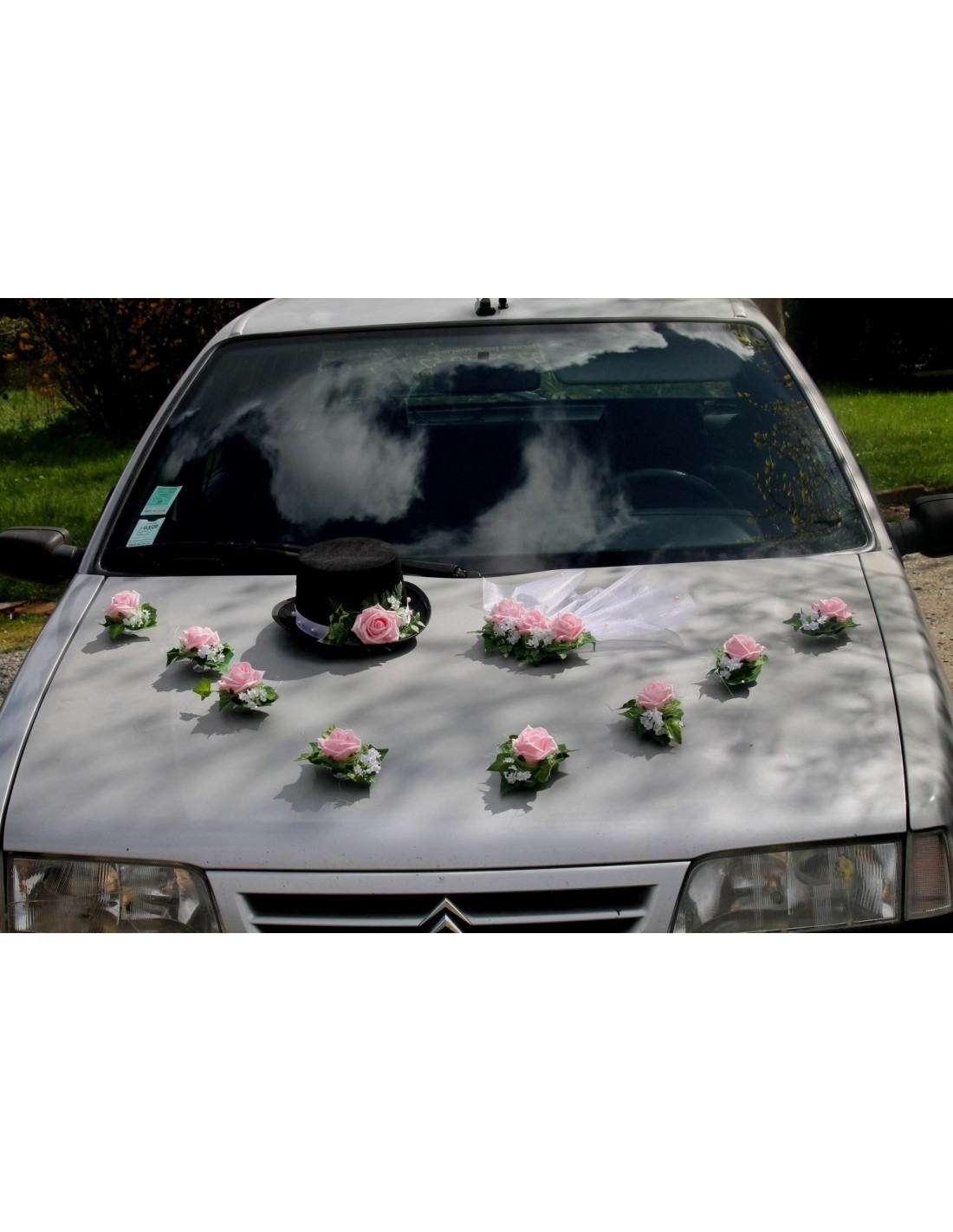 Décoration voiture pour mariage faite de rotin et de belles roses