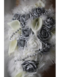 Bouquet de Mariage argenté roses, arums, perles, plumes 2