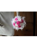 Bouquet demoiselle d\'honneur Blanc et Fuchsia plumes, rotin, colombes!